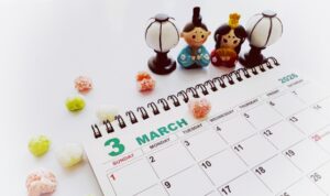 ひな祭りの人形と3月のカレンダー