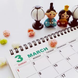 ひな祭りの人形と3月のカレンダー